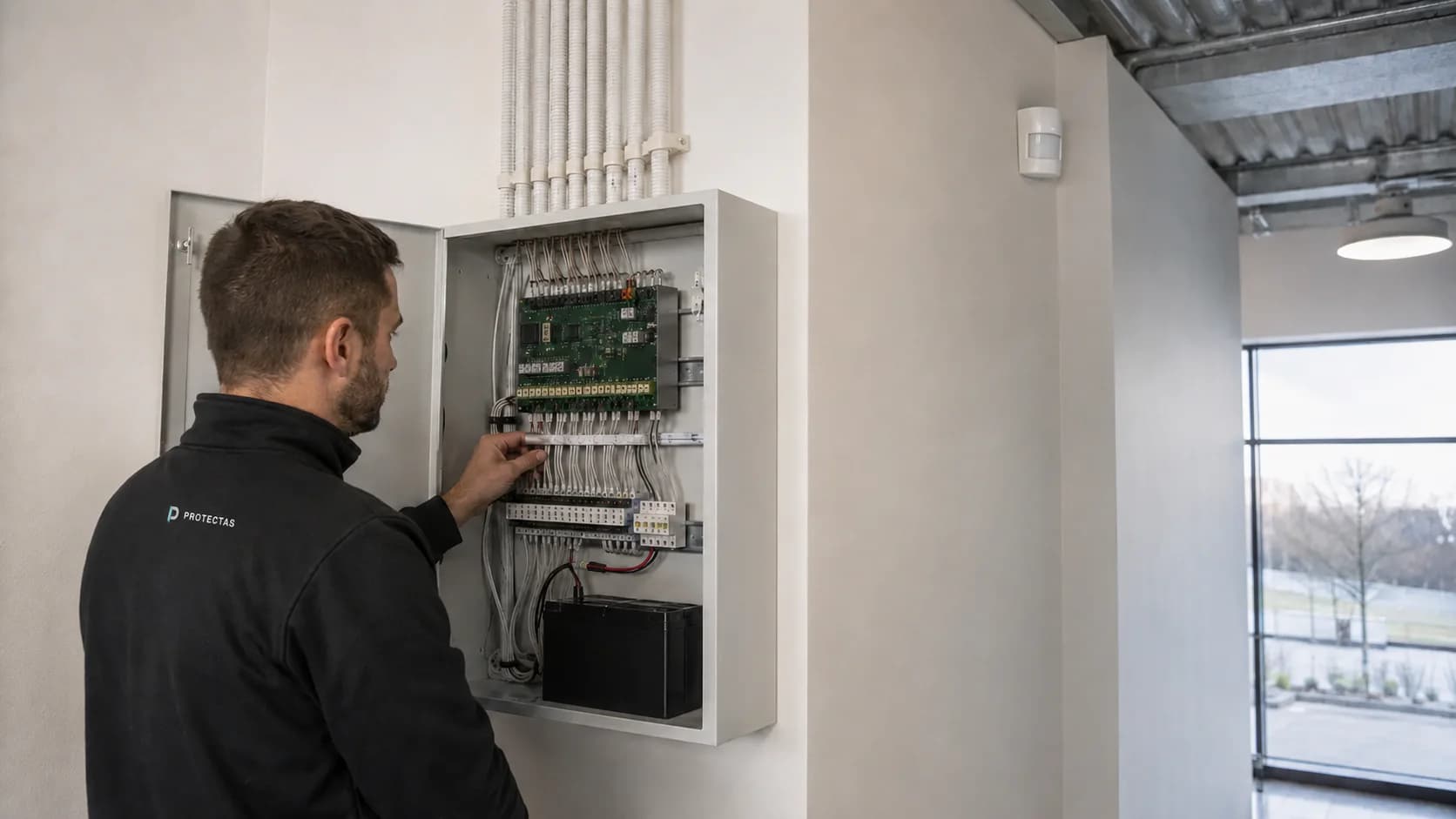 Installation illustrant Alarme filaire, radio ou hybride : installation professionnelle