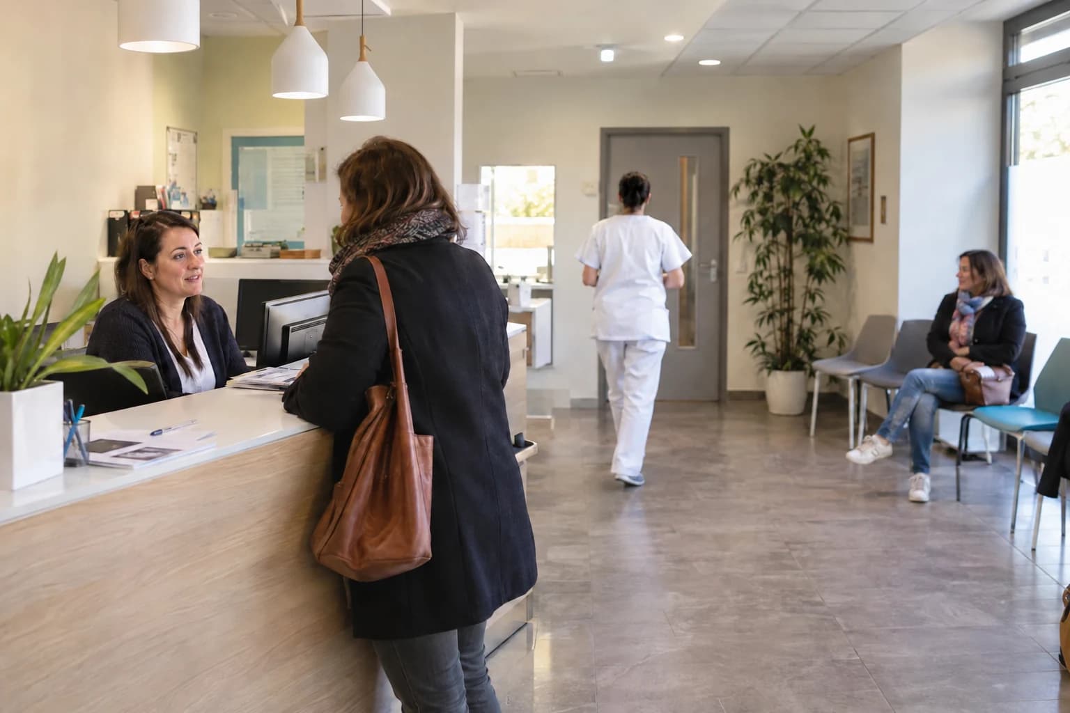 Scène illustrative d’un accueil de centre de santé lumineux, avec personnel adulte et visiteurs, sans données médicales visibles