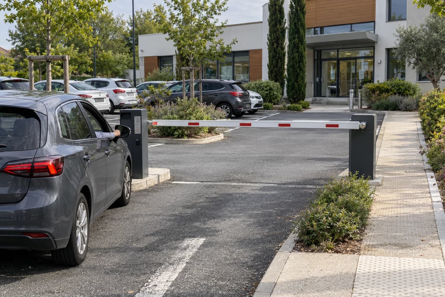 Illustration générée : accès commandé d’un parking privé fictif et cheminement piéton séparé