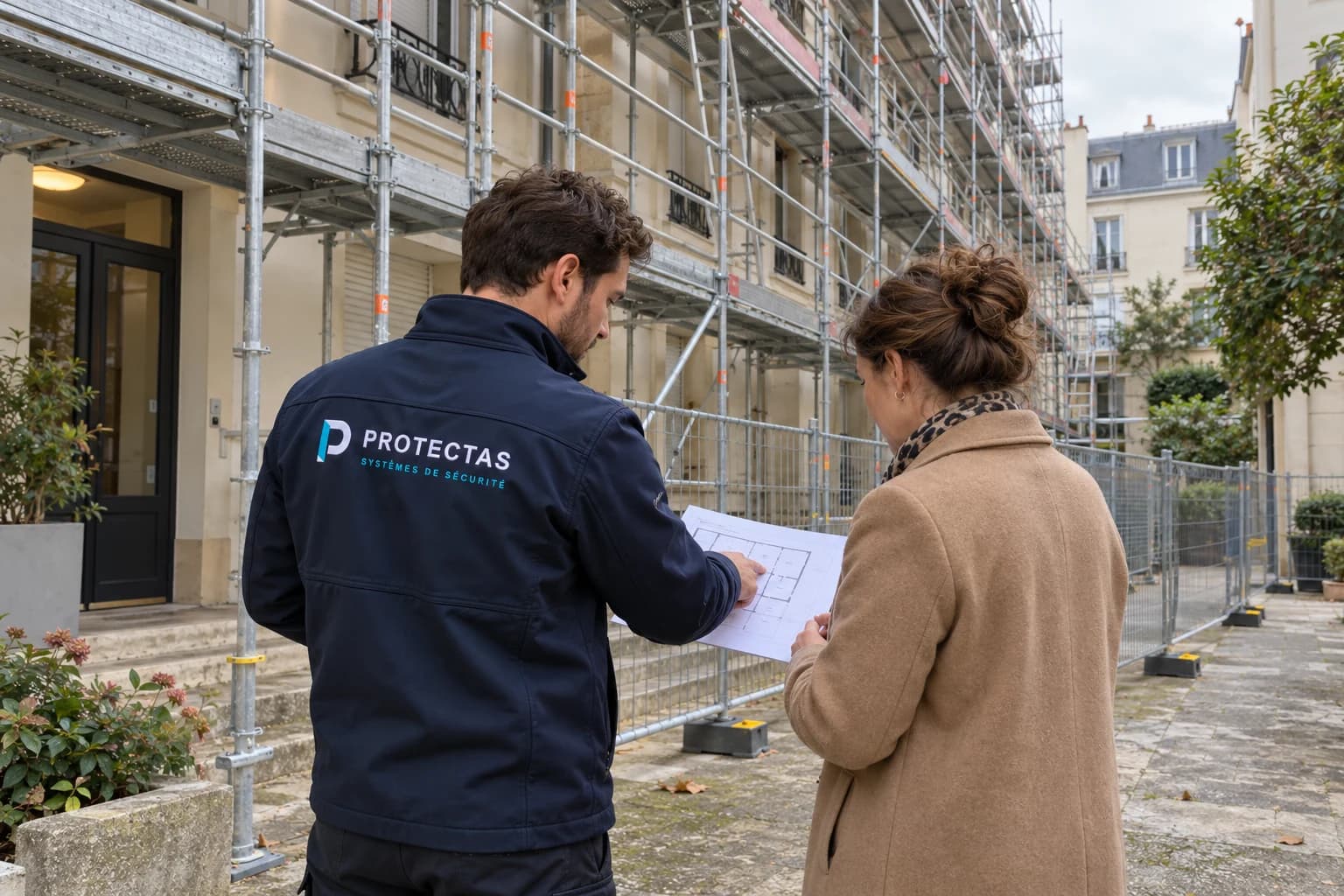 Visite du passage au pied d’un échafaudage dans la cour d’une résidence occupée