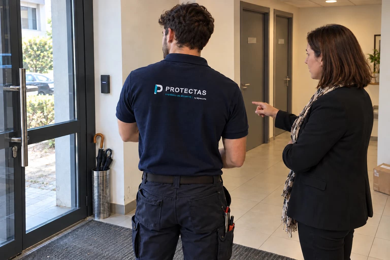 Un technicien Protectas et une gestionnaire examinent l’accueil d’un immeuble de bureaux