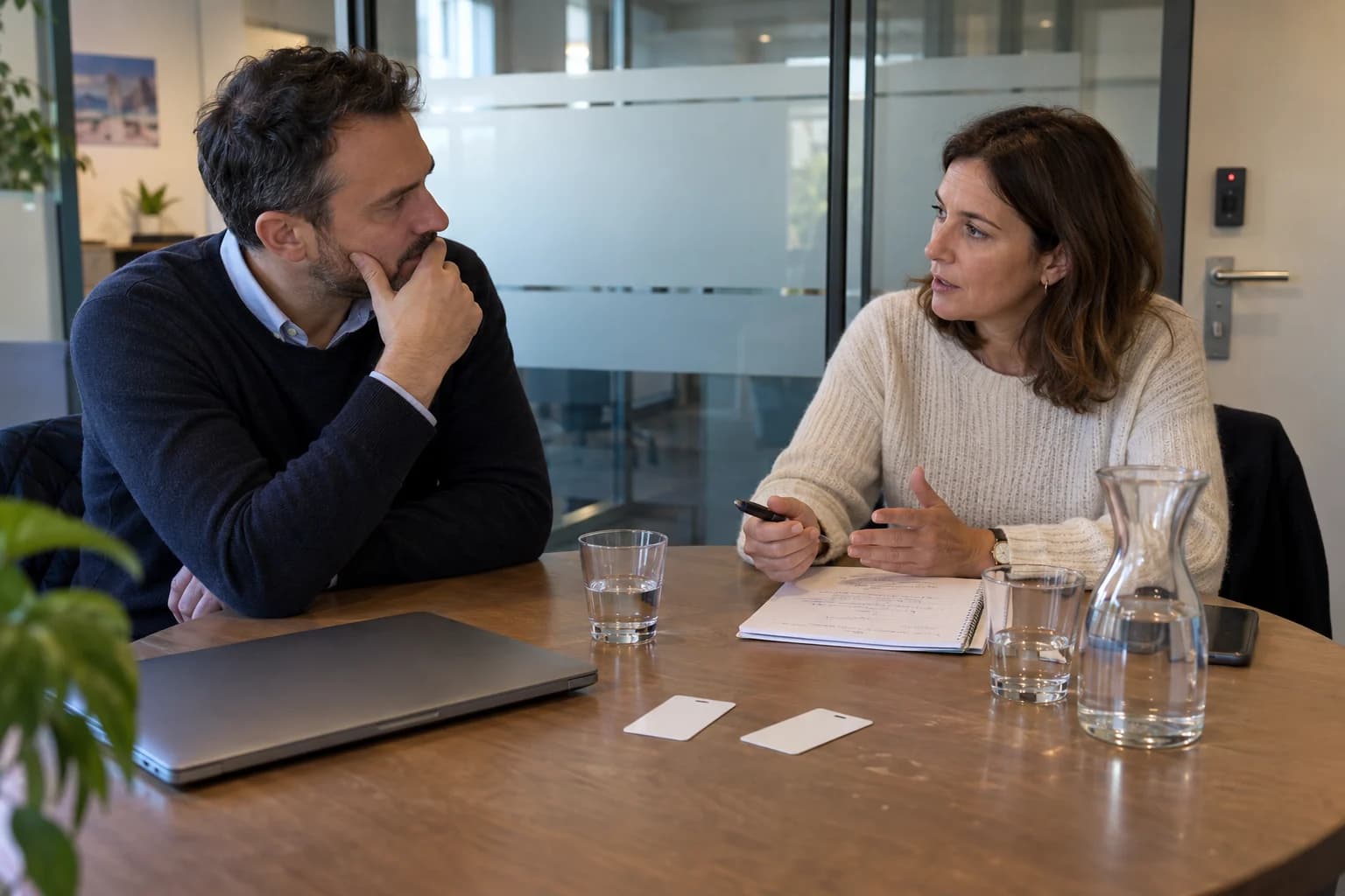 Deux responsables comparent les besoins de contrôle d’accès autour de badges individuels