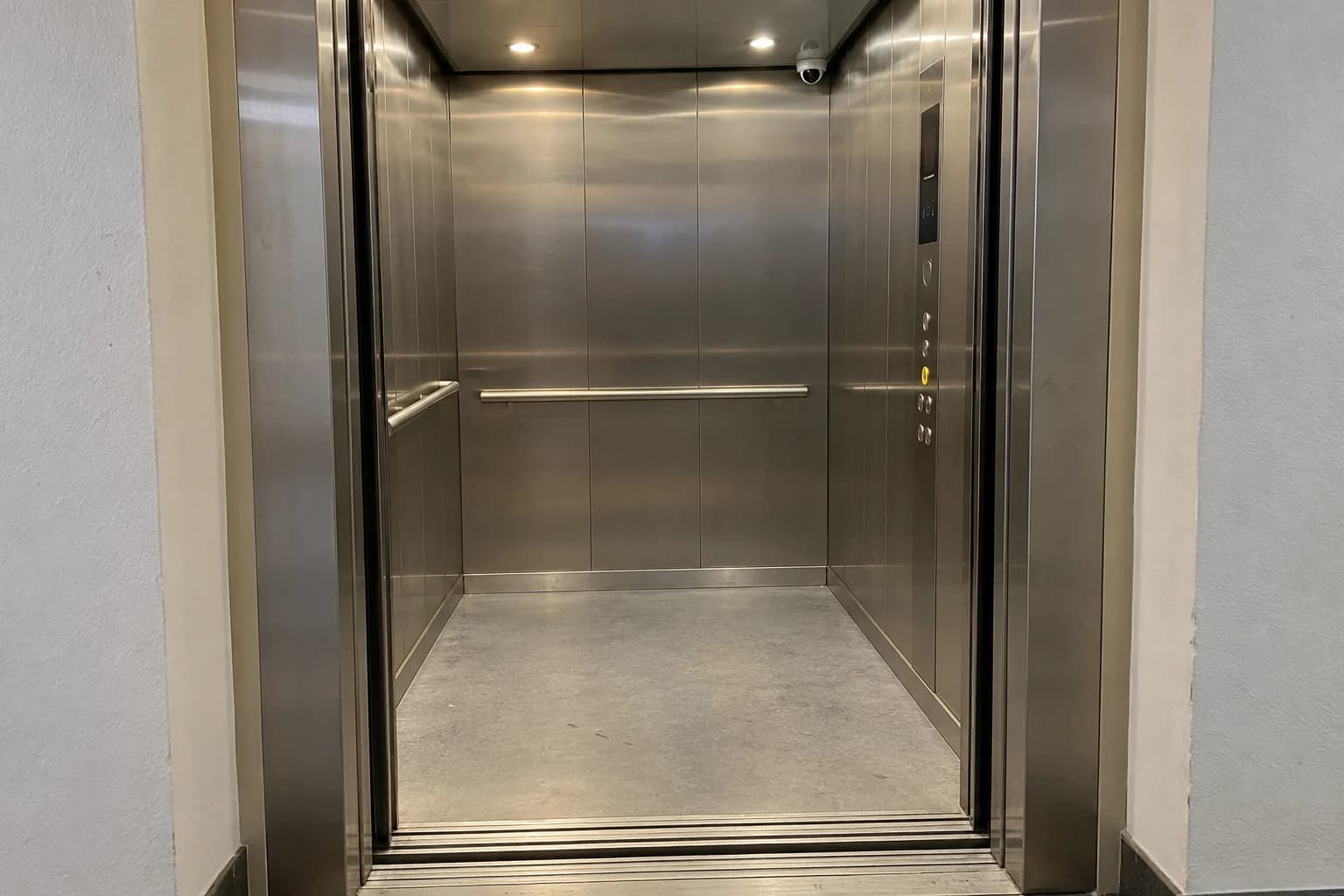 Cabine d’ascenseur vide avec caméra d’angle fixée près du plafond