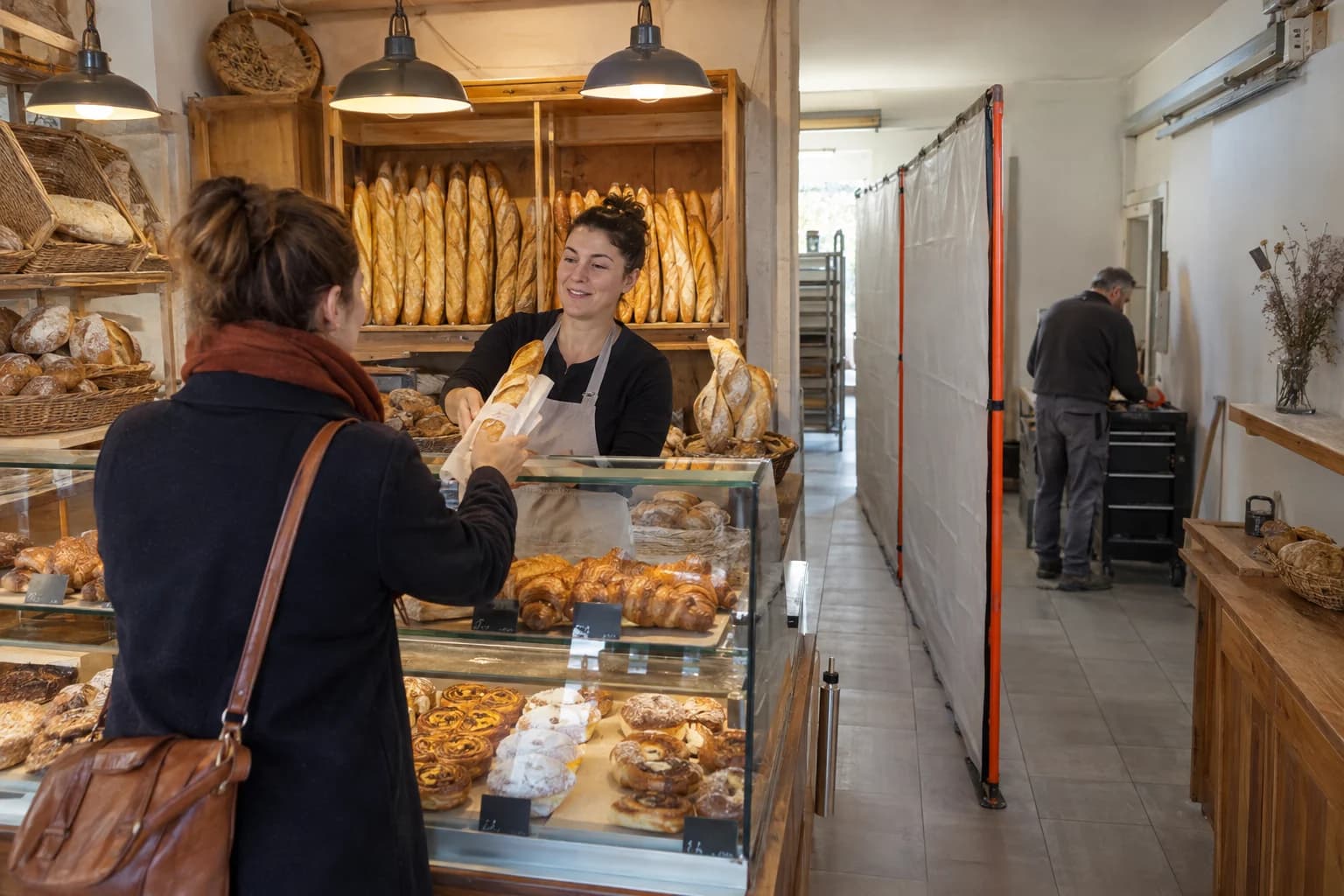 Scène fictive générée : boulangerie en activité et zone de travaux séparée du parcours client