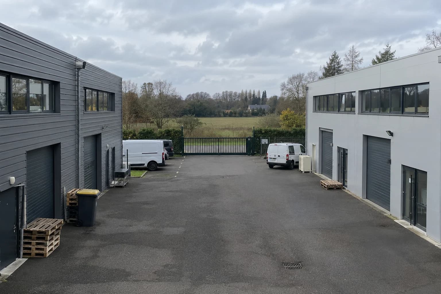 Scène illustrative générée : deux bâtiments d’entreprise séparés par une cour à relier