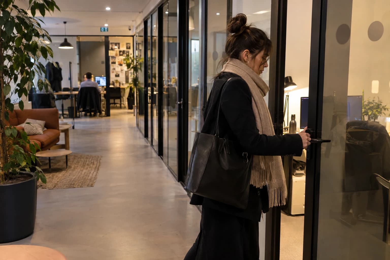 Illustration d’un coworking fictif le soir : bureaux occupés et libérés le long d’une circulation commune