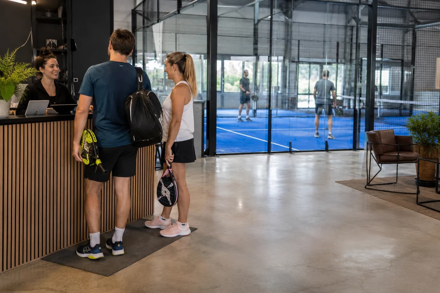Illustration d’un club de padel indoor fictif : accueil et circulation dégagée