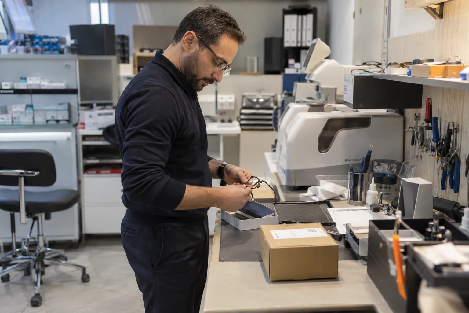 Illustration de l’atelier d’un opticien fictif : préparation d’une commande de lunettes