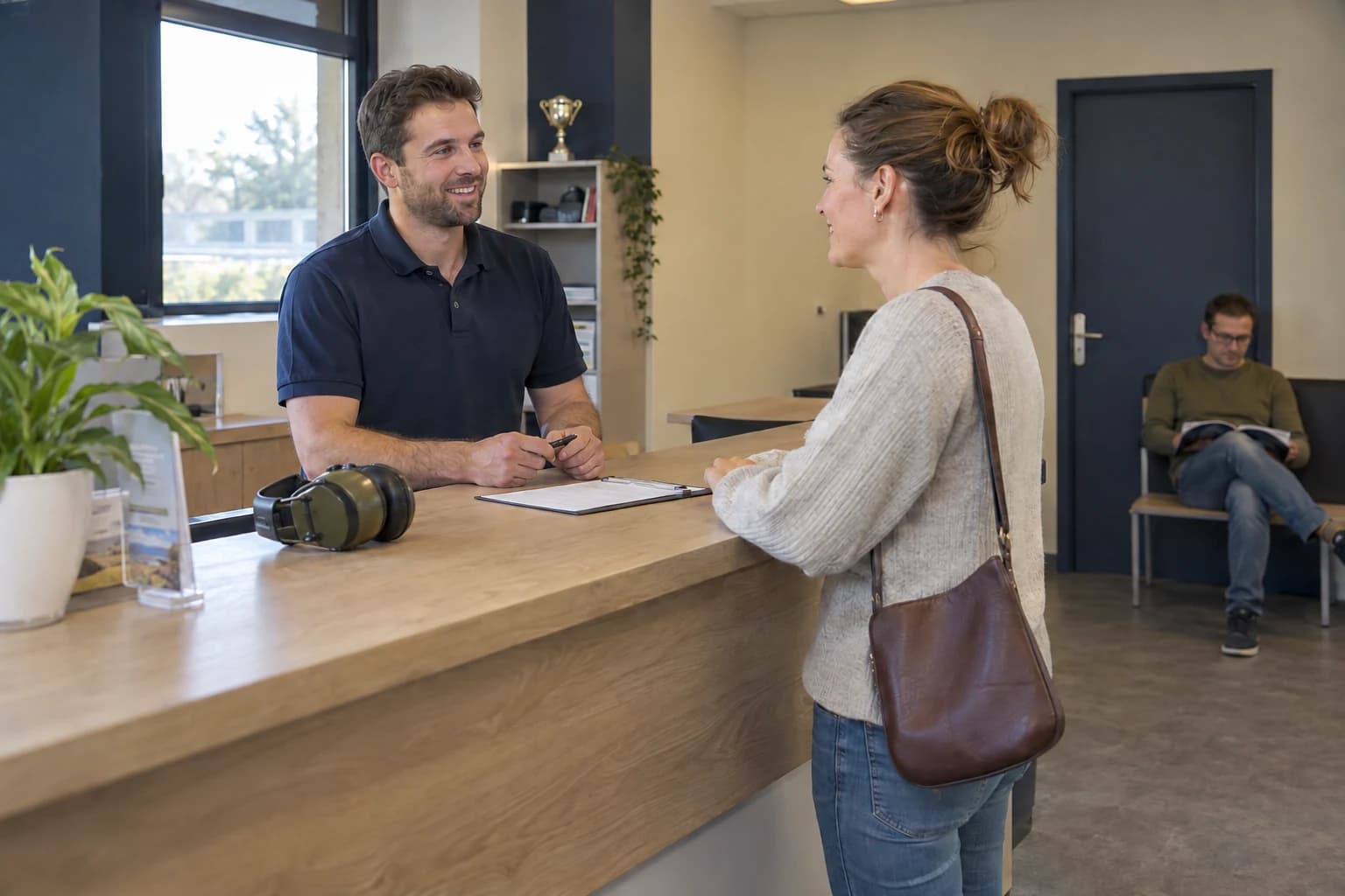Illustration réaliste d’un accueil de club de tir sportif fictif, avec personnel et visiteurs adultes, sans arme ni donnée personnelle visible