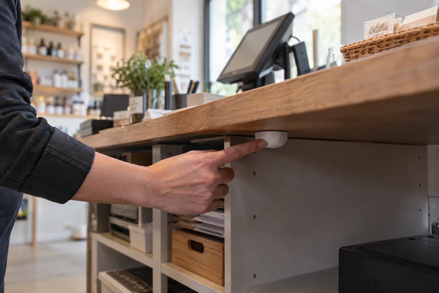 Bouton d’alerte discret installé sous un comptoir d’accueil accessible au personnel