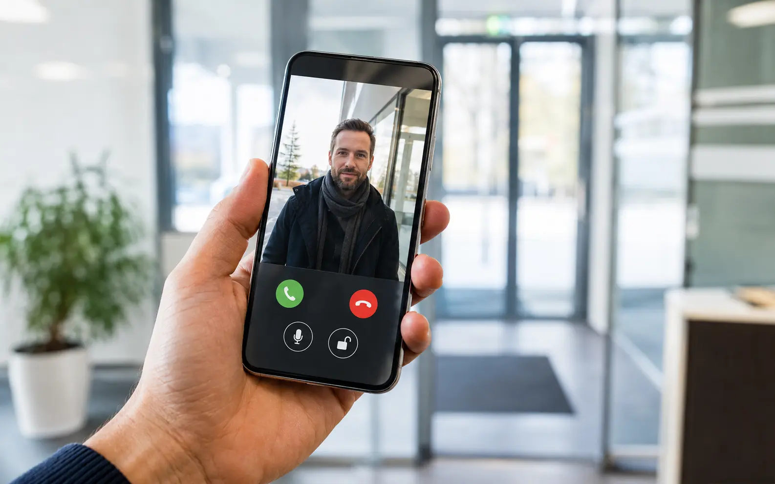Appel vidéo d’interphone reçu sur un smartphone avec commande d’ouverture