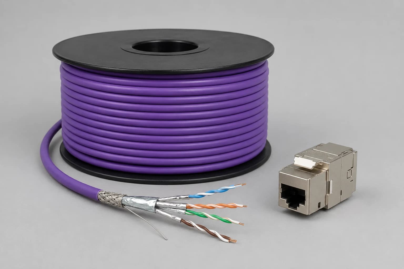 Câble réseau Cat6A et connecteur RJ45 professionnel