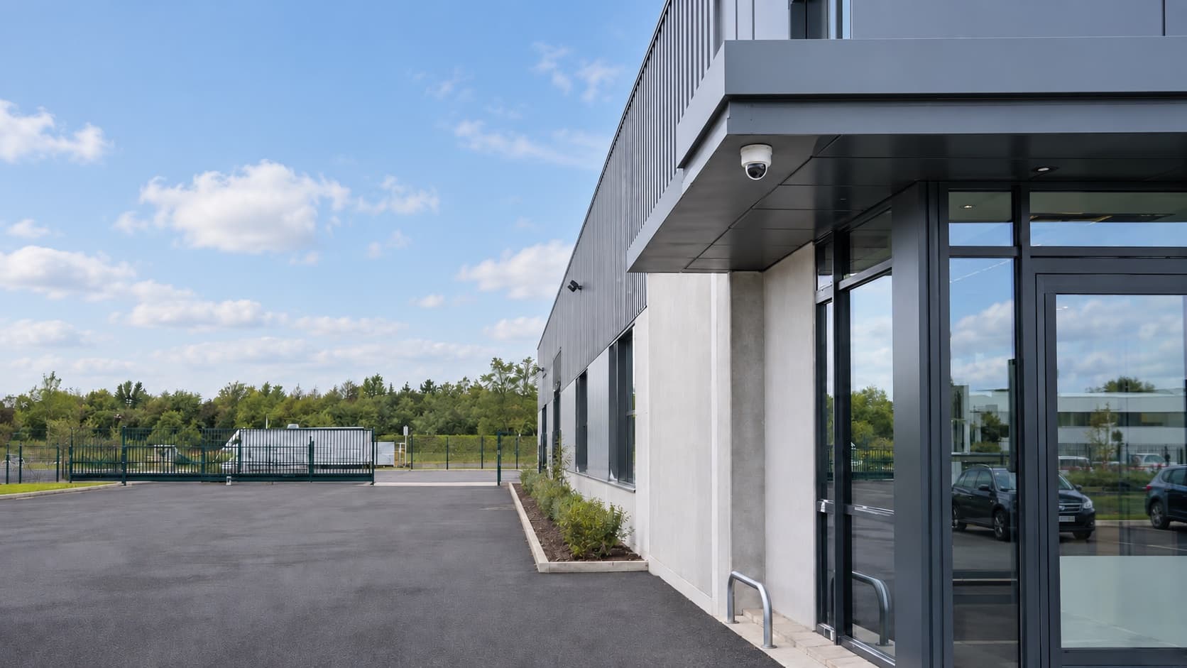 Bâtiment professionnel et caméra de surveillance sous un ciel clair