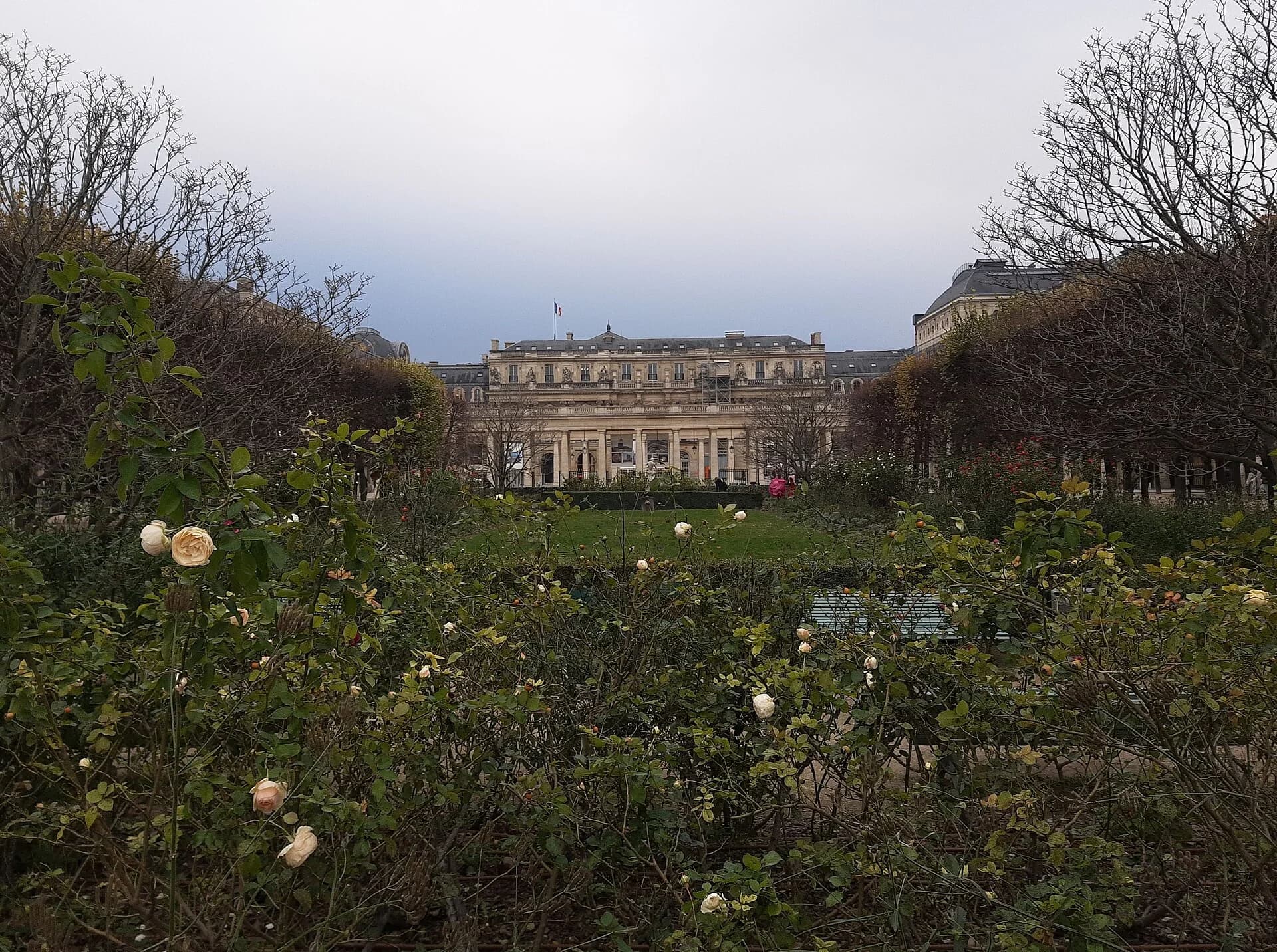 Le Palais-Royal vu depuis son jardin, à Paris 1er.