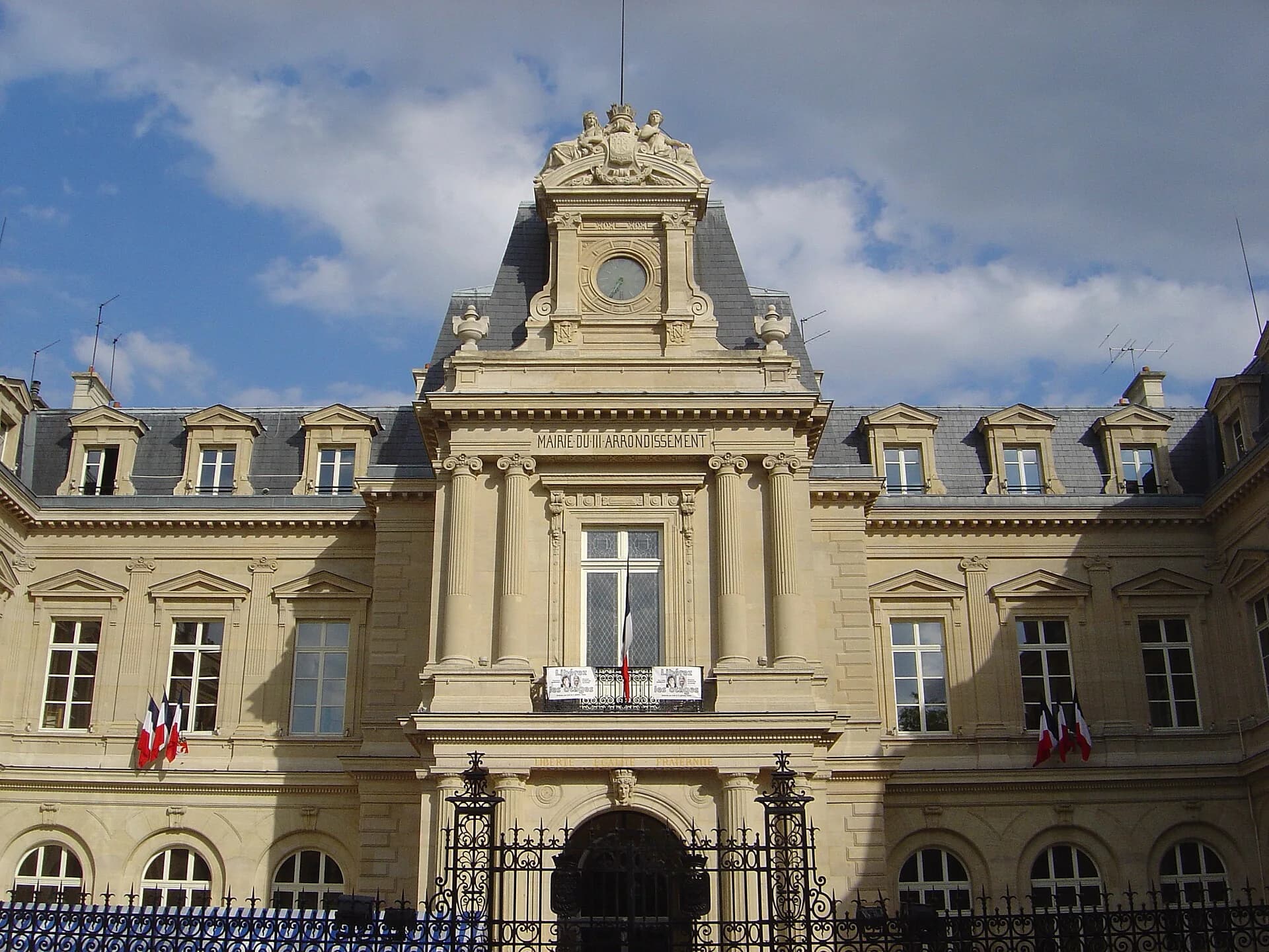 La façade de la mairie historique du 3e arrondissement de Paris.