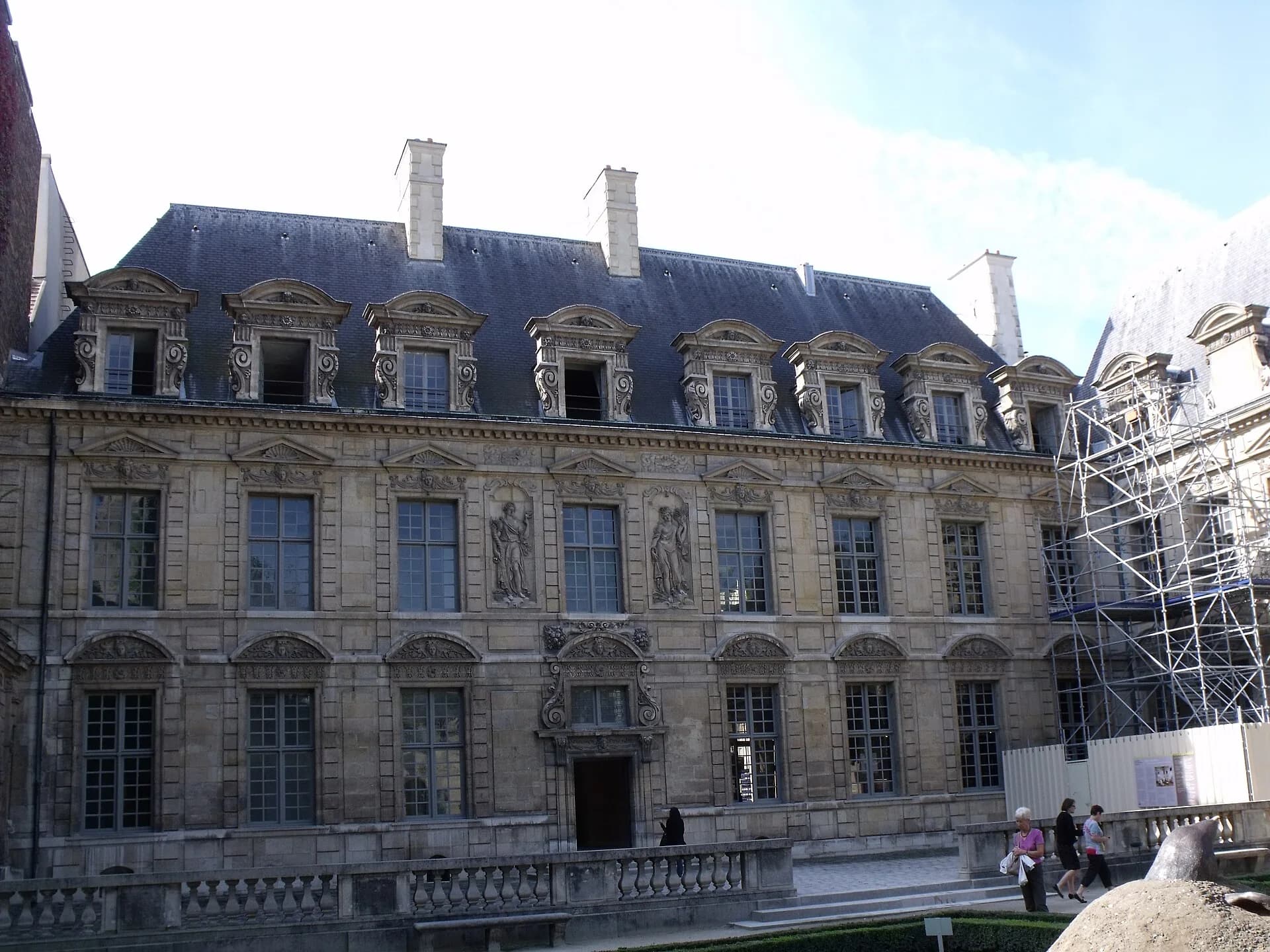 La façade de l’hôtel de Sully dans le Marais, à Paris 4e.