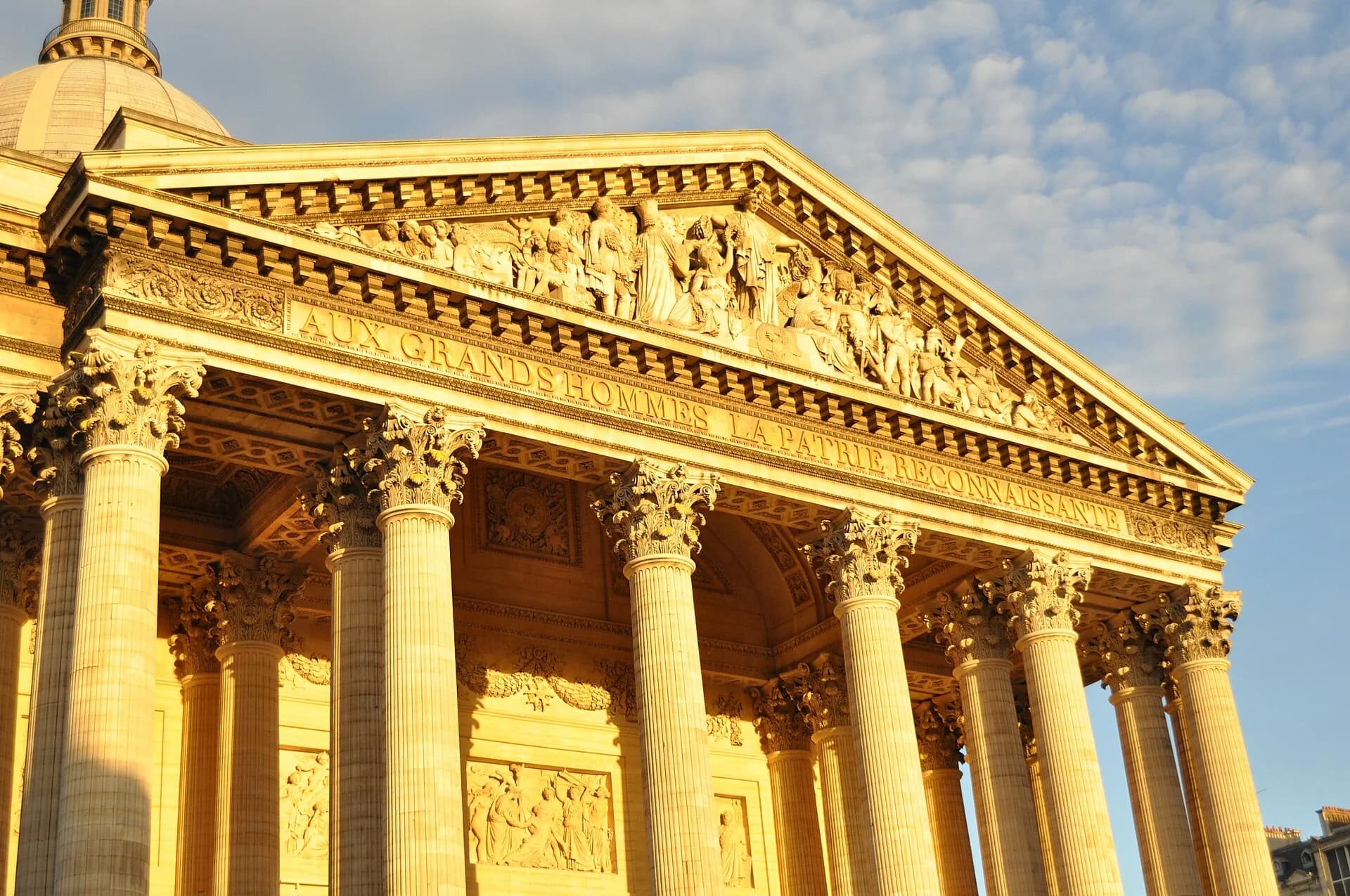 Le fronton et les colonnes du Panthéon, dans le 5e arrondissement de Paris.