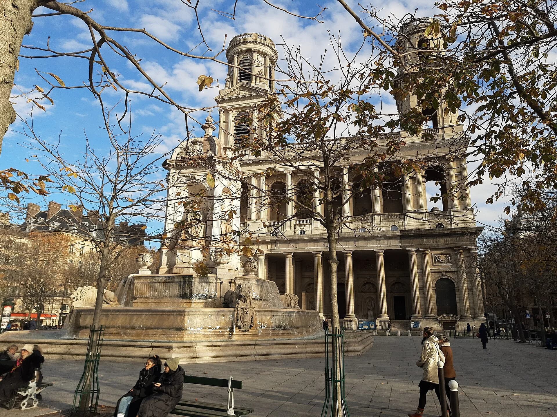 La place, la fontaine et l’église Saint-Sulpice, à Paris 6e.