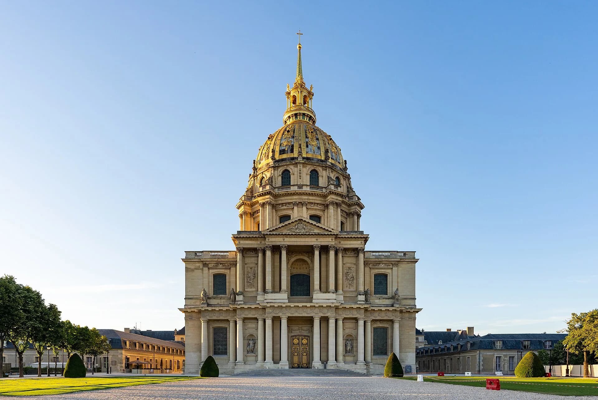 La façade sud et le dôme des Invalides, dans le 7e arrondissement de Paris.