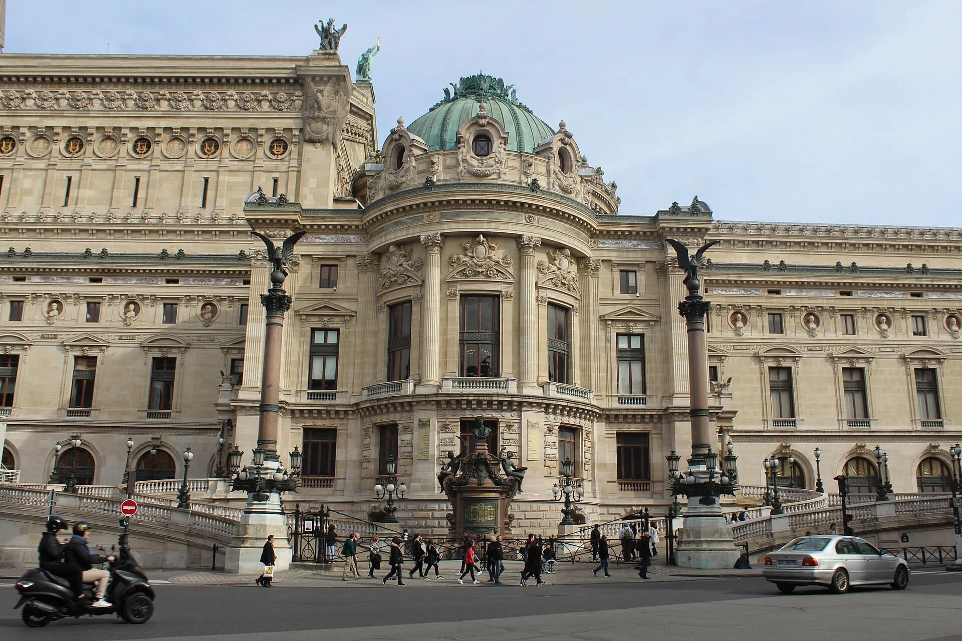 La façade ouest du palais Garnier, dans le 9e arrondissement de Paris.