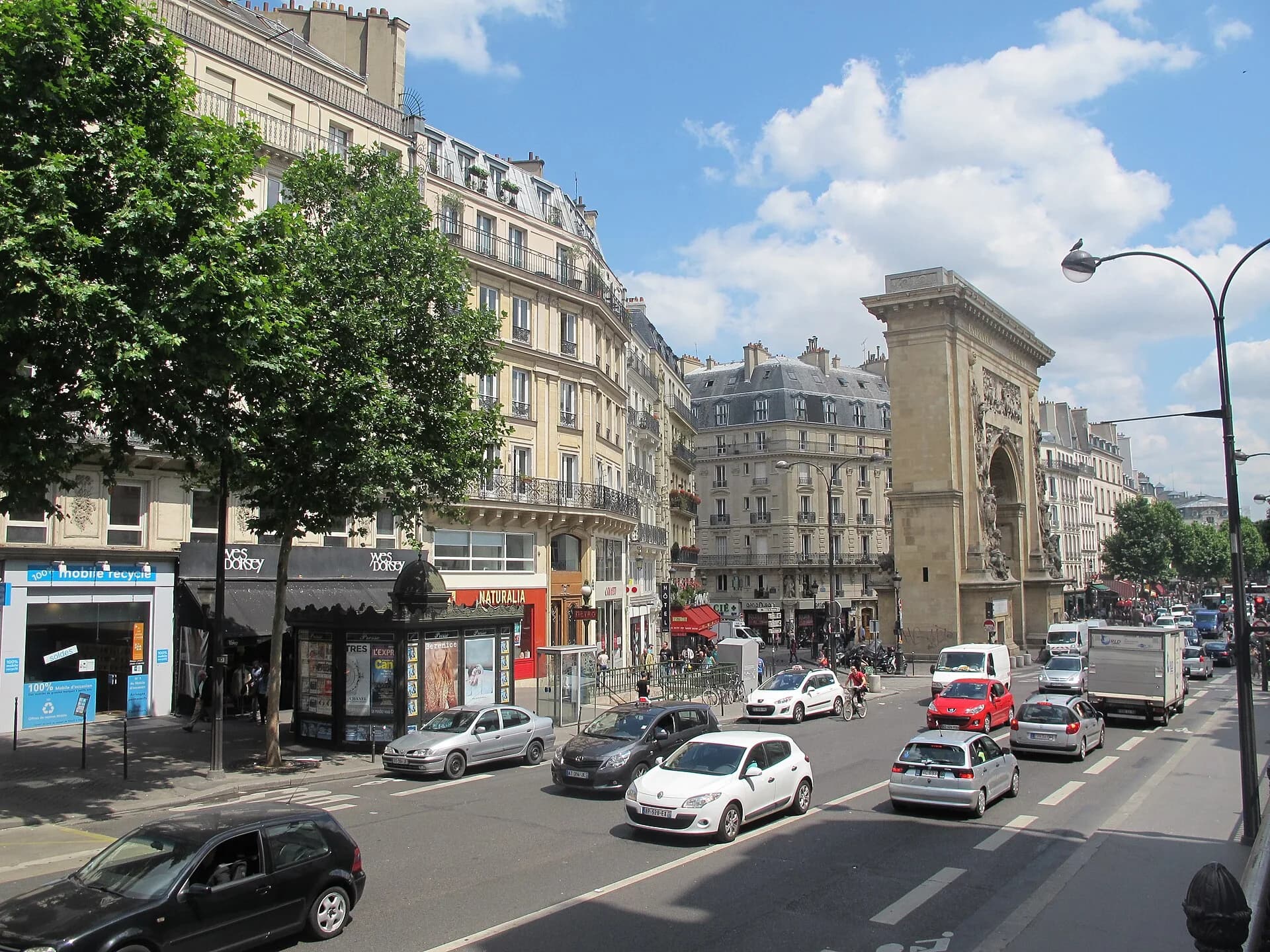 La porte Saint-Denis et les immeubles voisins du 10e arrondissement de Paris.