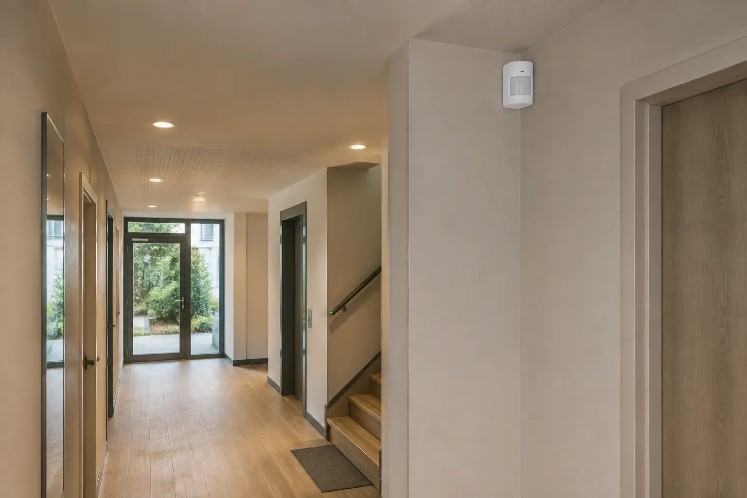 Détecteur de mouvement intérieur installé en hauteur dans une circulation