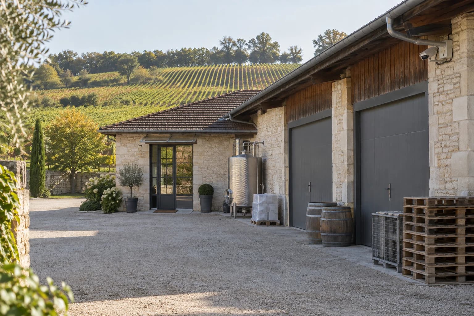 Entrée d’un domaine viticole avec un circuit de livraison distinct de l’accueil des visiteurs