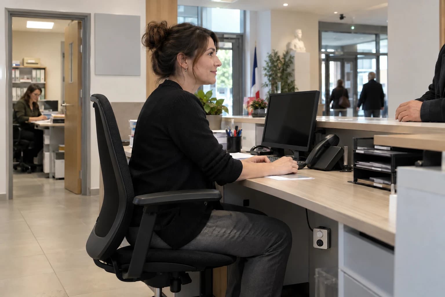 Illustration d’un guichet de mairie avec relais d’aide et accès interne distinct