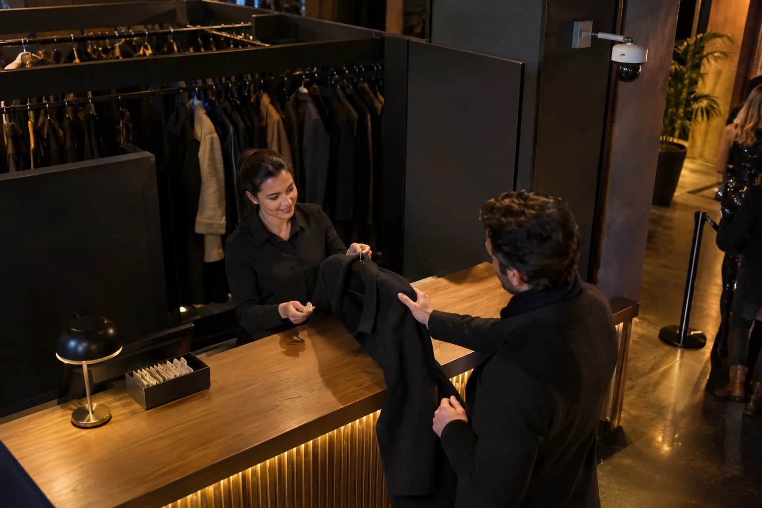 Illustration fictive d’un transfert au comptoir d’un vestiaire de lieu nocturne