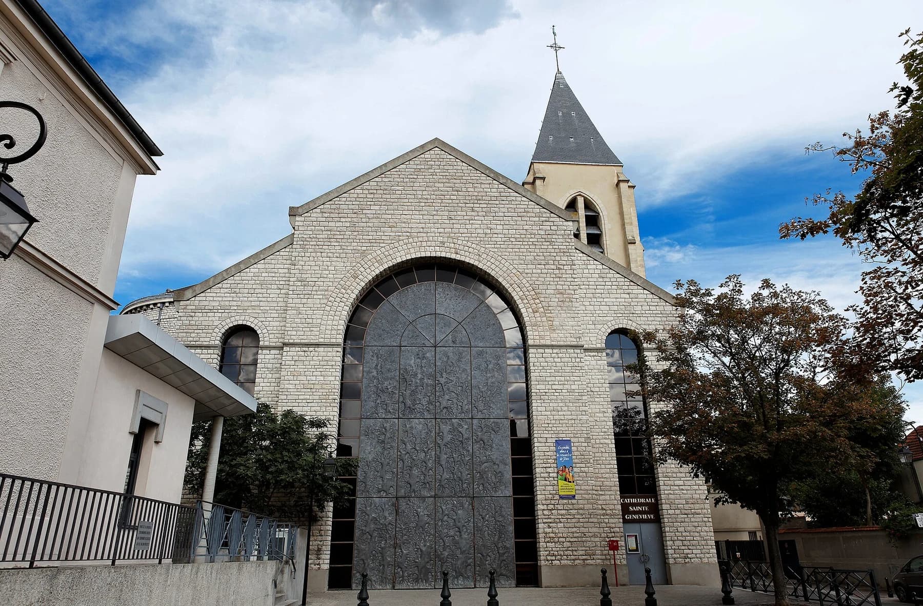 Parvis de la cathédrale de Nanterre, photographié le 14 août 2010