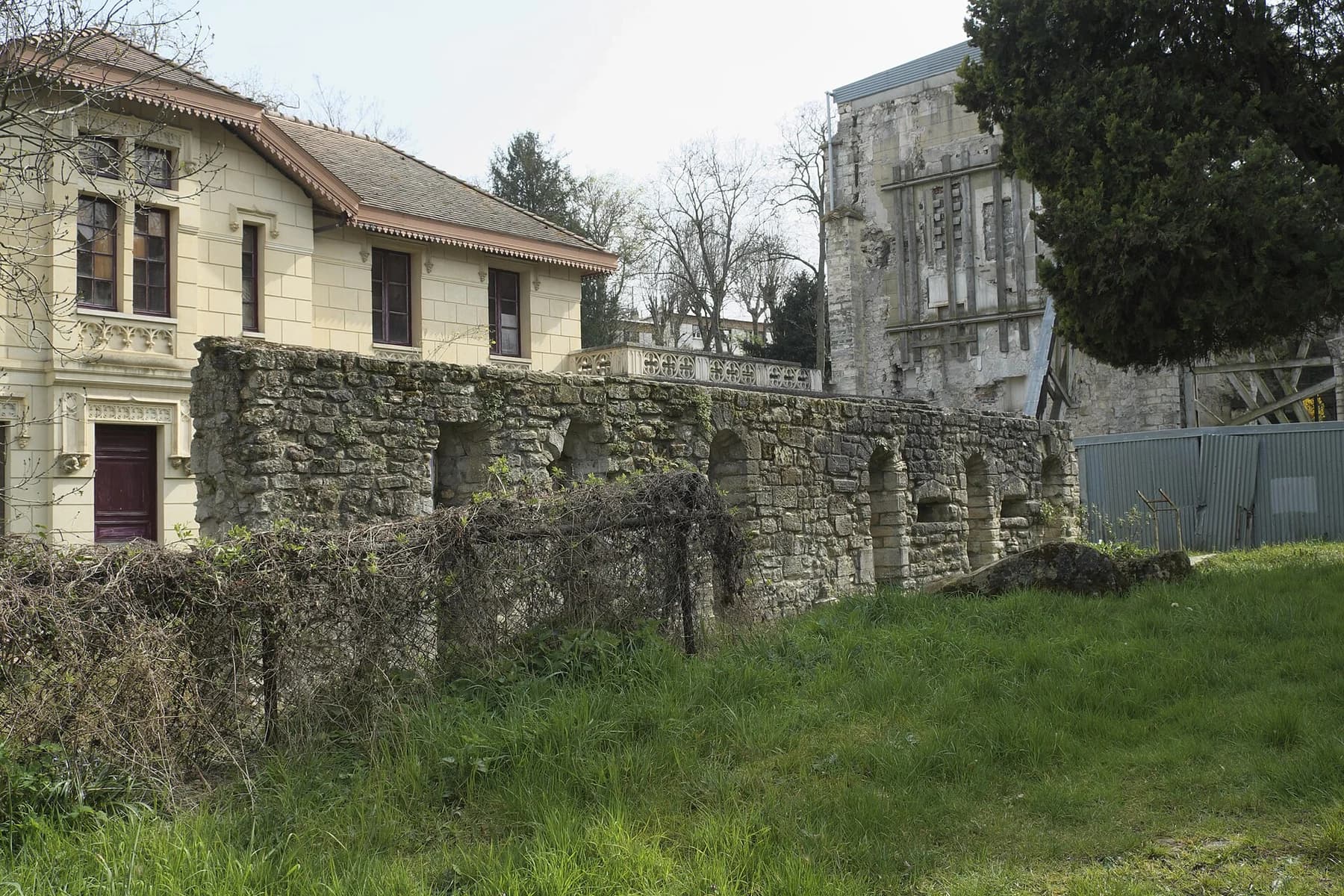 Vestiges de l’abbaye à Saint-Maur-des-Fossés, photographié le 28 mars 2022