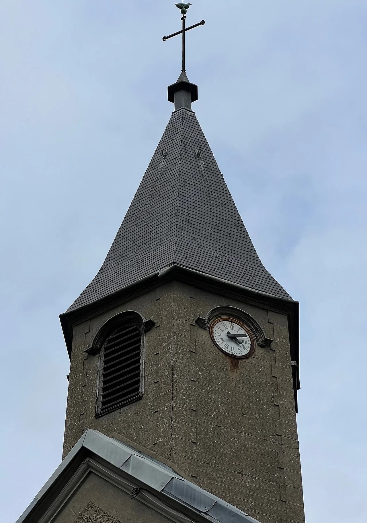 Le clocher de l’église Saint-Pierre-Saint-Paul dans le vieux village d’Évry