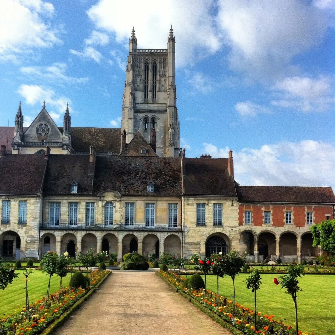 Le jardin et le palais épiscopal de Meaux avec la cathédrale Saint-Étienne