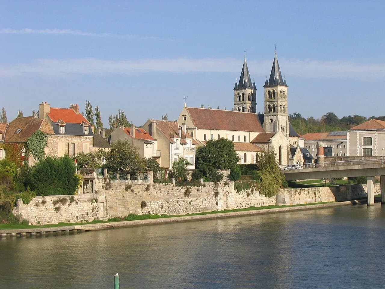L’île Saint-Étienne et la collégiale Notre-Dame à Melun depuis la Seine