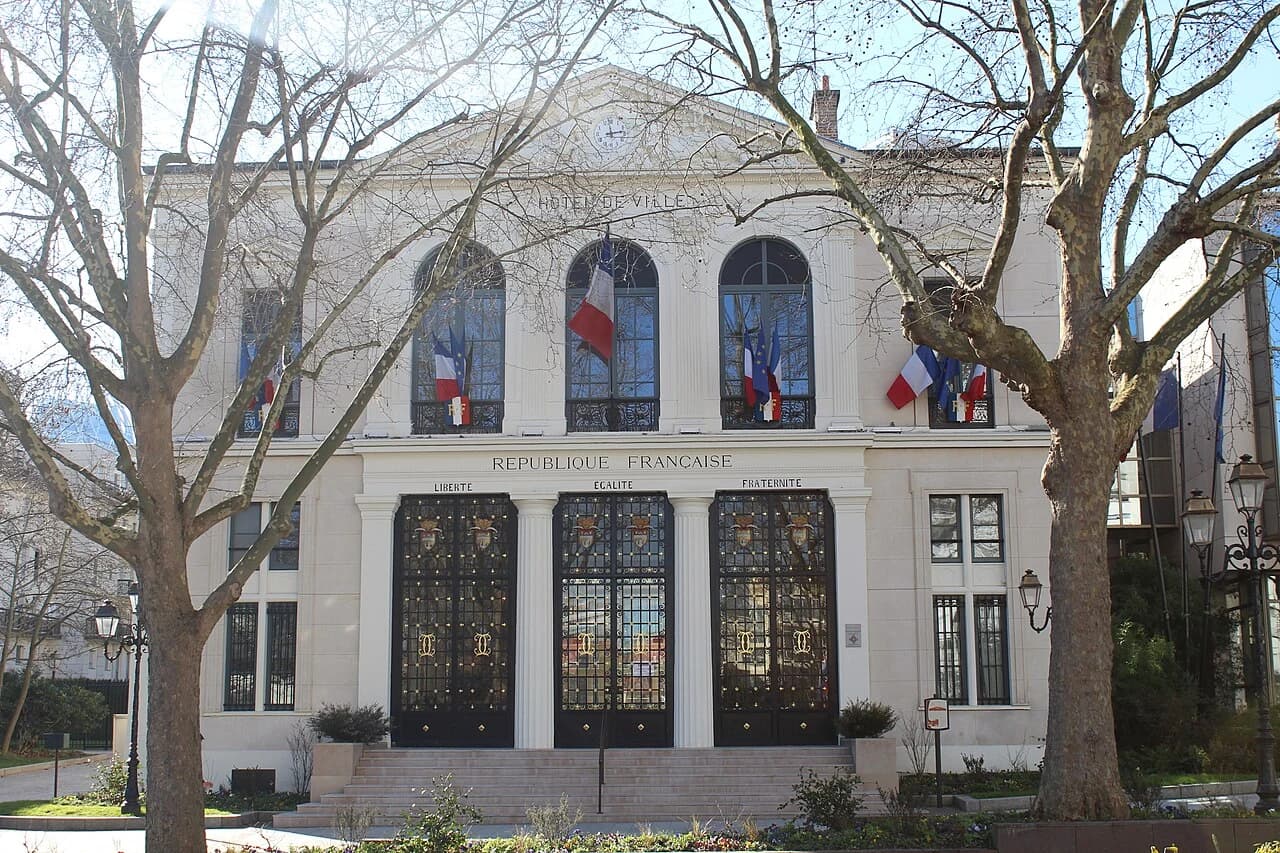 L’hôtel de ville de Courbevoie vu depuis son parvis