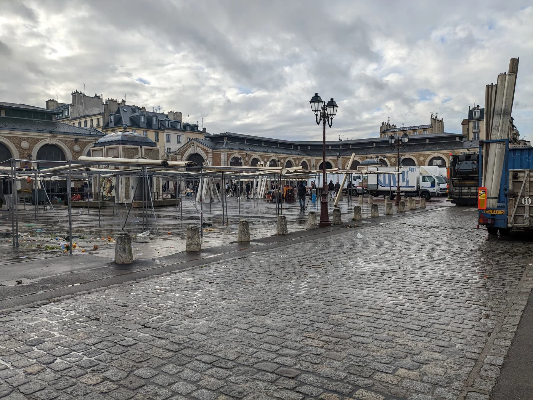 La place du marché Notre-Dame à Versailles après le marché