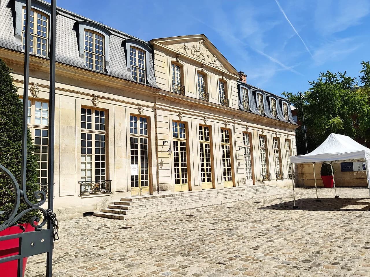 Façade et cour du Pavillon de Vendôme à Clichy, photographie de juillet 2019