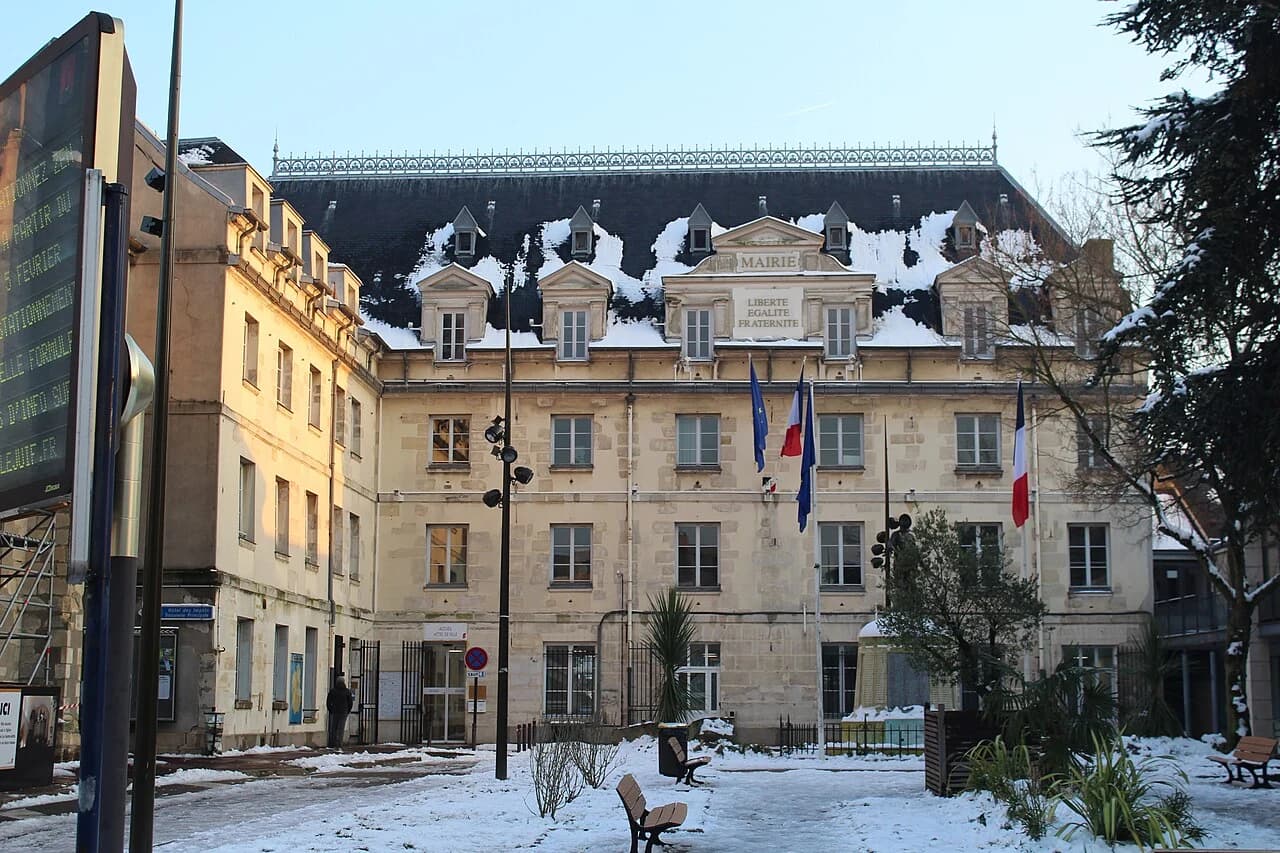 La façade de la mairie de Villejuif et son jardin sous la neige
