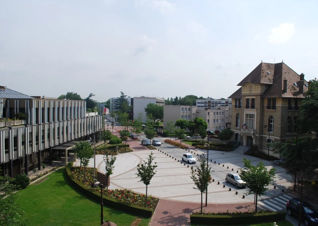 La place de l’Hôtel-de-Ville à Vélizy-Villacoublay, avec ses bâtiments et ses espaces plantés