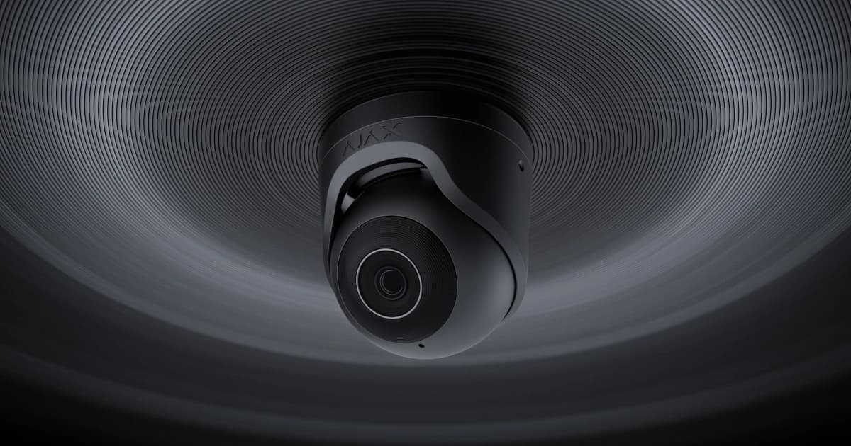 Caméra vidéo Ajax TurretCam noire fixée au plafond, photographie produit du fabricant