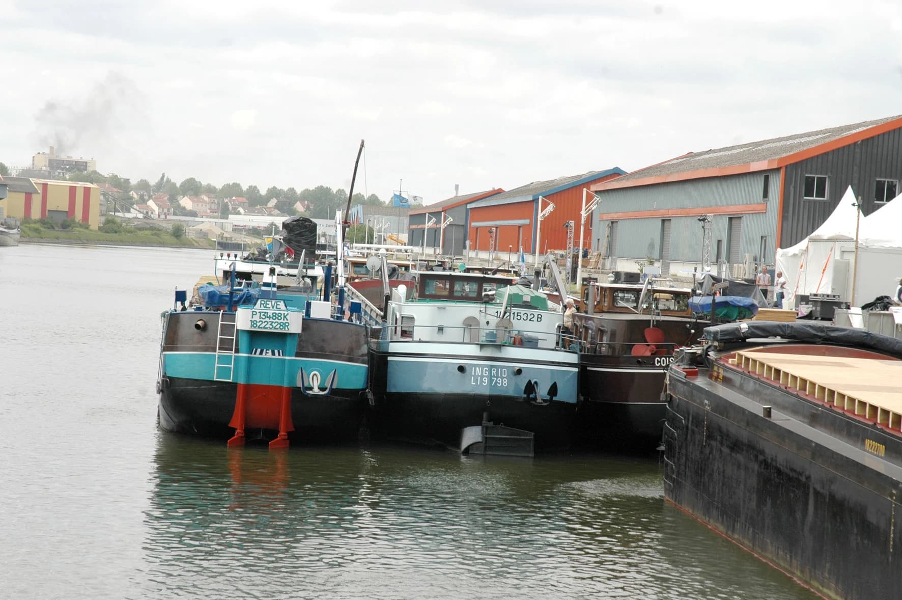 Péniches et bâtiments sur le port de Bonneuil-sur-Marne, photographie de 2005