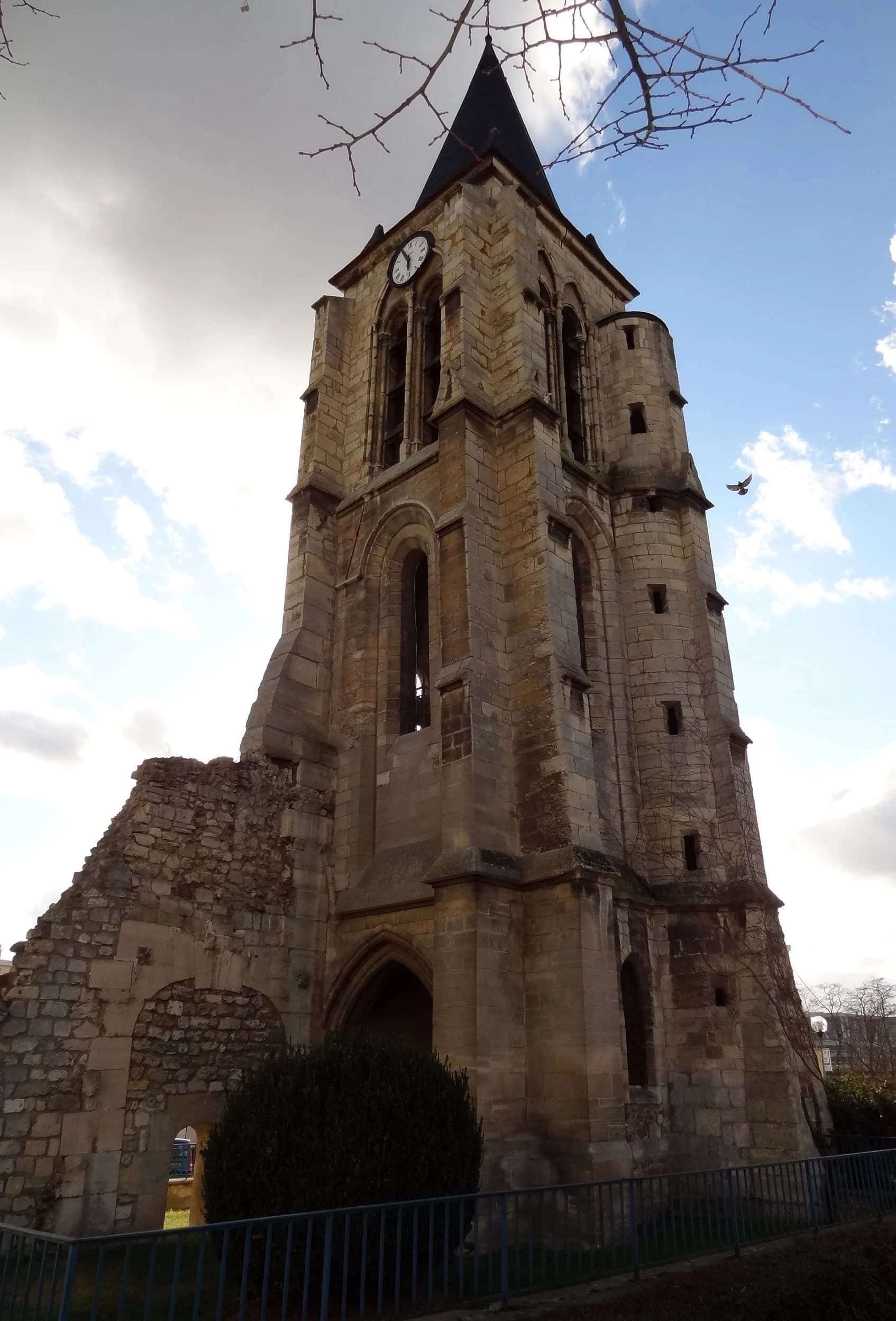 Le clocher ancien de l’église Sainte-Marie-Madeleine à Massy, photographié en 2012