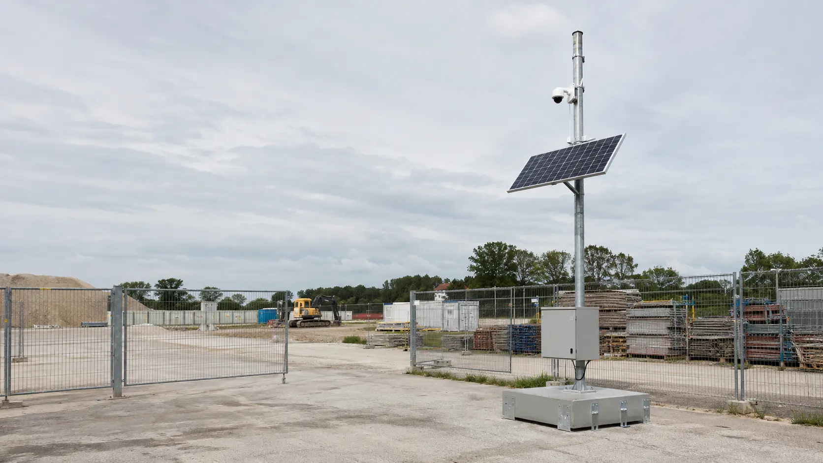 Mât autonome de vidéosurveillance installé sur un chantier